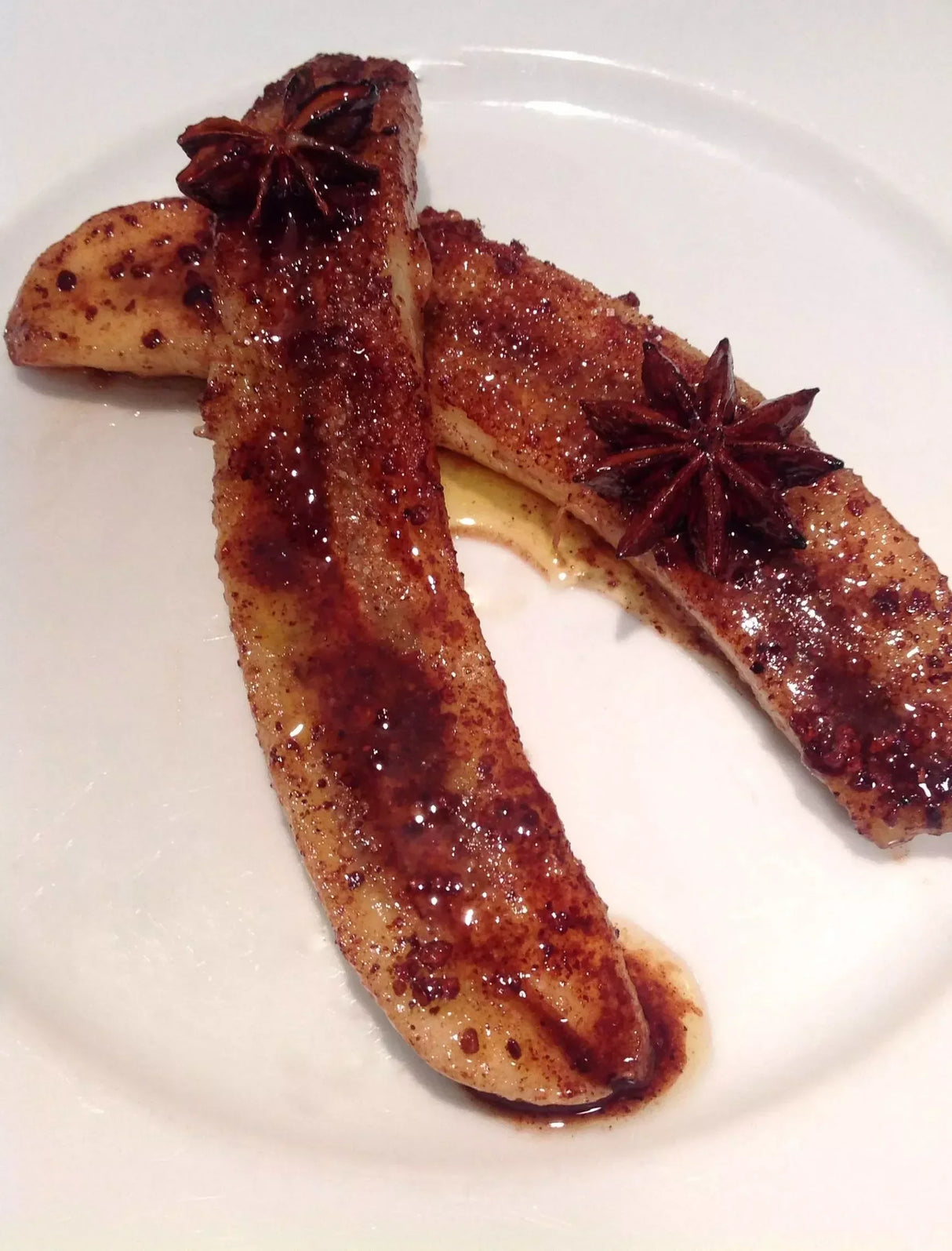 Caramelized pear slices with star anise, glazed with honey and cinnamon, artisan dessert